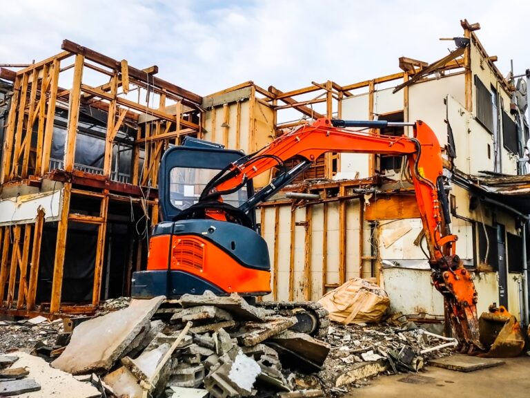 空き家を放置すると解体費用が高くなる？知っておきたいリスクと対策